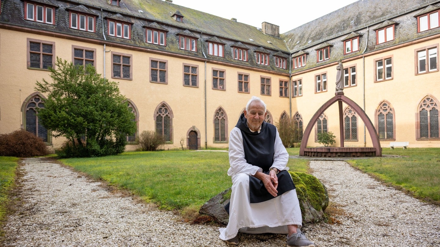 Bruder Stephan sitzt im Garten von Kloster Himmerod.