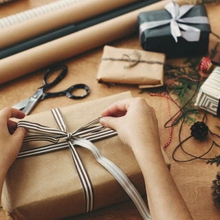 Weihnachtsgeschenke verpacken