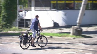 Pedelec-Fahrer überquert Straße