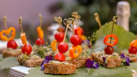 Hofguts-Pesto auf Mandel- bzw. Walnussbrot