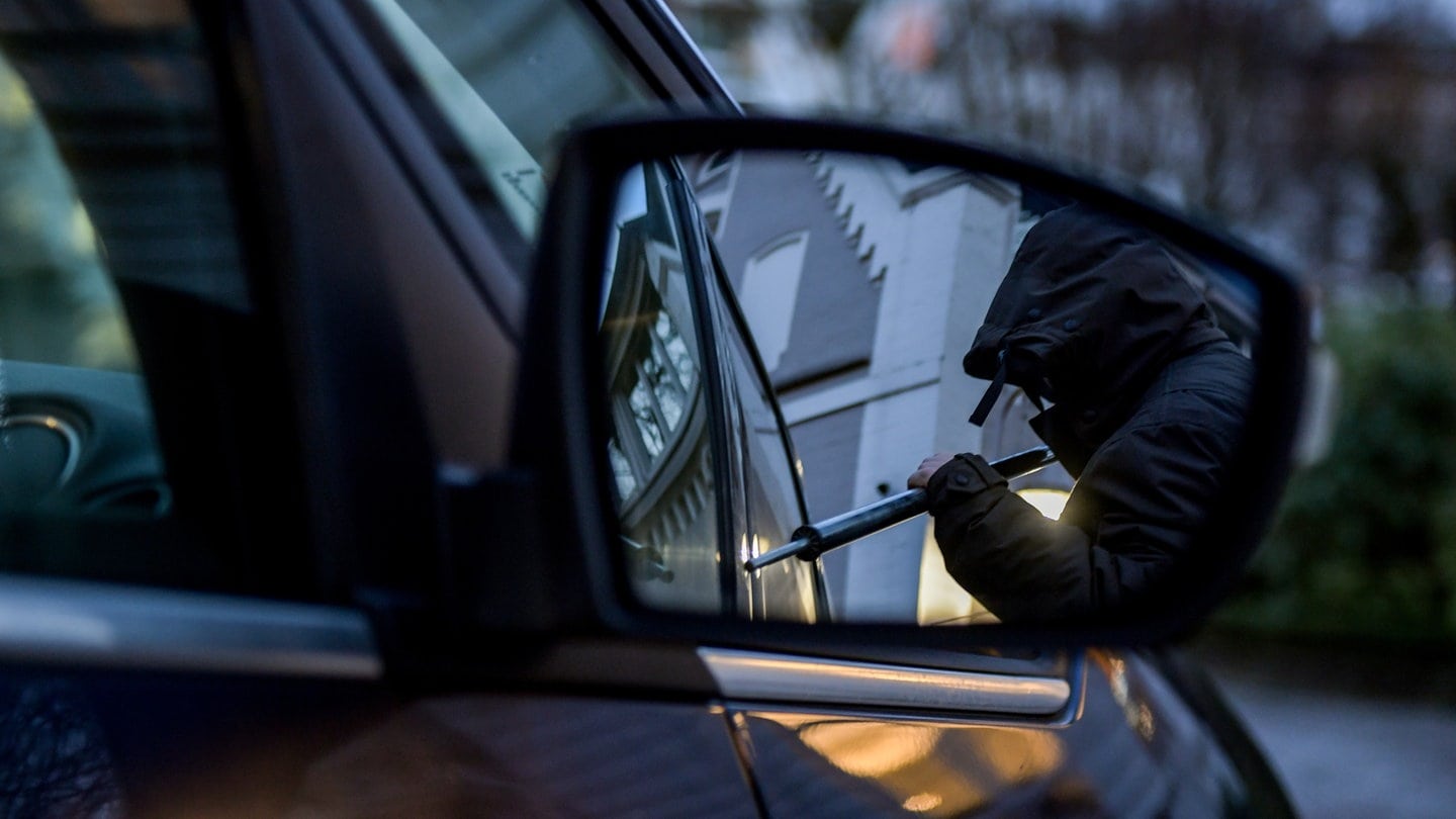 Das eigene Auto geklaut - das bedeutet für Betroffene viel Ärger. Zuletzt ist das deutlich häufiger passiert: Die Zahl der Autodiebstähle ist geradezu explodiert. Für 2023 meldet der Verband der Versicherer, GDV, 20 Prozent mehr geklaute Autos als im Jahr davor. Das müssen Sie wissen in Sachen Diebstahlschutz und Versicherung.