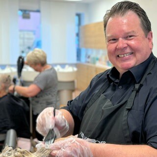 Friseurmeister Dirk Reisacher beim Färben.