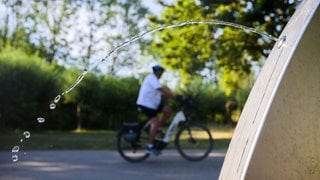 Wasser plätschert aus einem öffentlichen Trinkwasserspender.