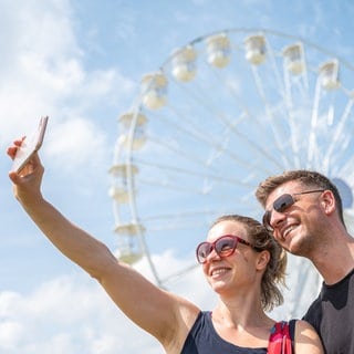 Surfen und telefonieren kann je nach Urlaubsland sehr teuer werden. Auch das Smartphone selbst ist wertvoll und voll mit persönlichen Daten und Fotos. Unser Experte gibt Tipps.