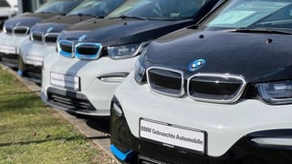 Gebrauchte E-Autos des Typs BMW i3 stehen zum Verkauf.