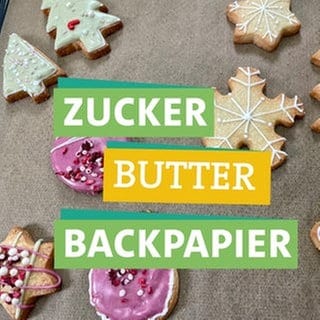 In der Bildmitte sind collagenhaft Katharina Röben und Tobias Koch zu sehen. In der unteren Bildhälfte steht "Zucker" "Butter" "Backpapier" jeweils unterlegt mit einem farbigen Band geschrieben. Im Hintergrund sind Weihnachtsplätzchen zu erkennen. Wie geht Backen möglichst gesund und umweltfreundlich? Zucker, Butter und Backpapier im Öko-Check.