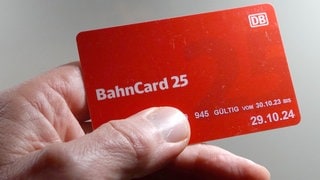 Die Deutsche Bahn will BahnCards künftig nur noch digital vergeben und auf die Variante aus Plastik verzichten.