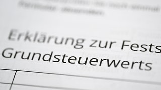 Viele Hausbesitzer erhalten aktuell Briefe vom Finanzamt zur Grundsteuer.