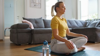 Eine Frau macht zuhause Beckenbodentraining. Inkontinenz ist nur eine Folge eines geschwächten Beckenbodens. Gezieltes, eigenständiges Training fällt vielen schwer. Neue Gadgets sollen helfen. 