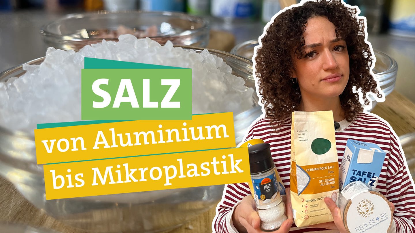 Ohne Salz geht beim Kochen fast gar nichts und mit schmeckt es auch gleich viel besser. In der rechten Bildhälfte hält Ökocheckerin Maral Bazargani mehrere Salzverpackungen in ihren Händen. Sie schaut neugierig in die Kamera. Davor steht 