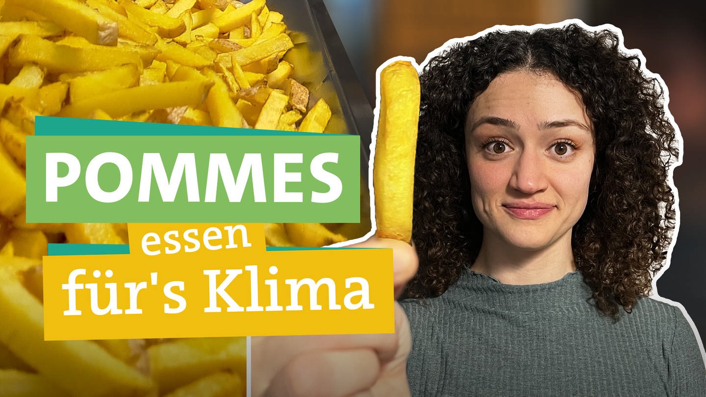 In der rechten Bildhälfte hält Ökocheckerin Maral Bazargani eine Pommes zwischen den Fingern. Sie schaut skeptisch erstaunt in die Kamera. Davor steht 