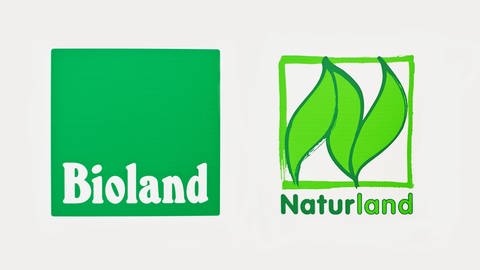 Auf einem weißen Hintergrund ist links das dunkelgrüne, quadratische Bioland Siegel zu sehen. Rechts ist das hellgrüne Naturland Siegel.