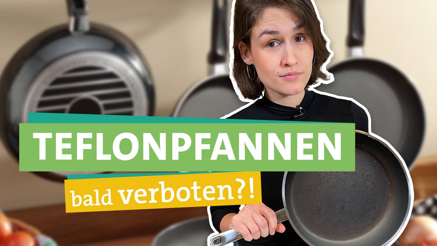 In der rechten Bildhälfte hält Ökocheckerin Katharina Röben eine Teflonpfanne vor sich in der Hand. Quer über das Bild steht „TEFLON PFANNEN“ „bald verboten?“ unterlegt von farbigen Bändern. Im Hintergrund erkennt man drei weitere Pfannen an der Wand hängend.