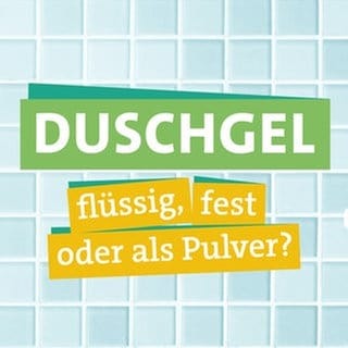 Ökocheckerin Maral Bazargani steht in der rechten Bildhälfte und schaut in die Kamera. Sie trägt einen weißen Bademantel. In der linken Hand hält sie ein festes Duschgel. In der rechten Hand hält sie eine pinke Duschgelflasche. Links im Vordergrund steht die Überschrift, jeweils unterlegt von grünen und gelben Bändern "DUSCHGEL" "flüssig, fest oder als Pulver?". Im Hintergrund erkennt man hellblaue Fliesen.