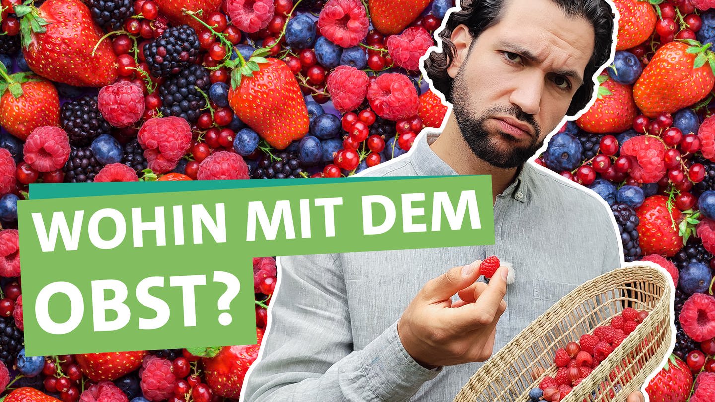 Endlich wieder Beerenzeit! Ob im Garten, auf dem Balkon oder im Supermarkt – Beeren gibt es momentan fast überall. Wie macht man das Obst möglichst lange und lecker haltbar? In der rechten Bildhälfte hält Ökochecker Panagiotis Fotiadis einen Korb mit Himbeeren in den Händen. Er schaut fragend in die Kamera. Davor steht 