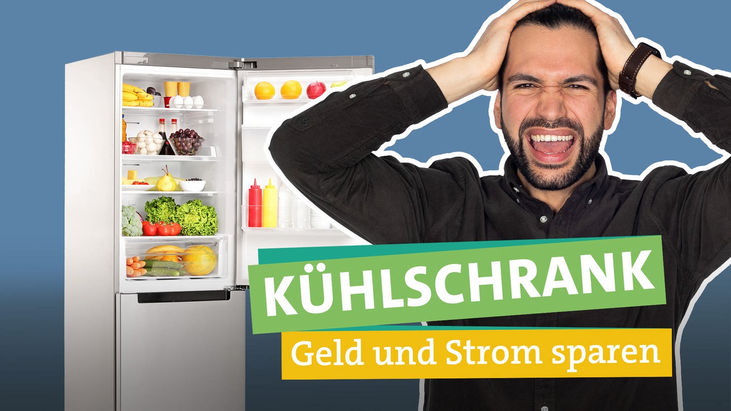 Wie sich mit einfachen Tricks Geld und Energie beim Kühlschrank sparen lassen, findet Ökochecker Joti heraus. In der rechten Bildhälfte schaut Ökochecker Joti fragend in die Kamera. Links neben ihm steht „KÜHLSCHRANK“ „Geld und Strom“ „sparen“ jeweils unterlegt mit farbigen Bändern. Im Hintergrund schaut man in einen geöffneten Kühlschrank.