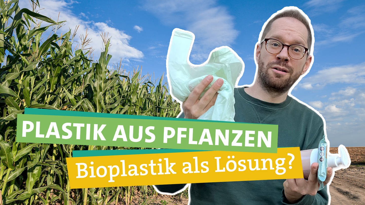 Ökochecker Tobias Koch in der rechten Bildhälfte schaut in die Kamera. In der linken Hand hält er eine Tüte aus Bioplastik. In der rechten Hand hält er einen Seifenspender aus Plastik, sowie einen Müsliriegel in Plastikverpackung. In der Mitte steht die Überschrift, jeweils unterlegt von grünen und gelben Bändern 