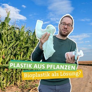 Ökochecker Tobias Koch in der rechten Bildhälfte schaut in die Kamera. In der linken Hand hält er eine Tüte aus Bioplastik. In der rechten Hand hält er einen Seifenspender aus Plastik, sowie einen Müsliriegel in Plastikverpackung. In der Mitte steht die Überschrift, jeweils unterlegt von grünen und gelben Bändern "PLASTIK AUS PFLANZEN" "Bioplastik als Lösung?". Im Hintergrund erkennt man ein Maisfeld.