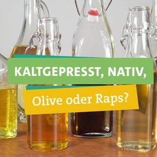 Wie gesund und nachhaltig ist Öl? Ökochecker Panagiotis Fotiadis in der rechten Bildhälfte lächelt in die Kamera und hält zwei gläserne und eine Plastikflasche gefüllt mit Öl in den Händen. Links im Vordergrund steht die Überschrift, jeweils unterlegt von grünen und gelben Bändern "KALTGEPRESST, NATIV" "Olive oder Raps?". Im Hintergrund erkennt man Glasflaschen, welche mit verschiedenen Ölsorten gefüllt sind.