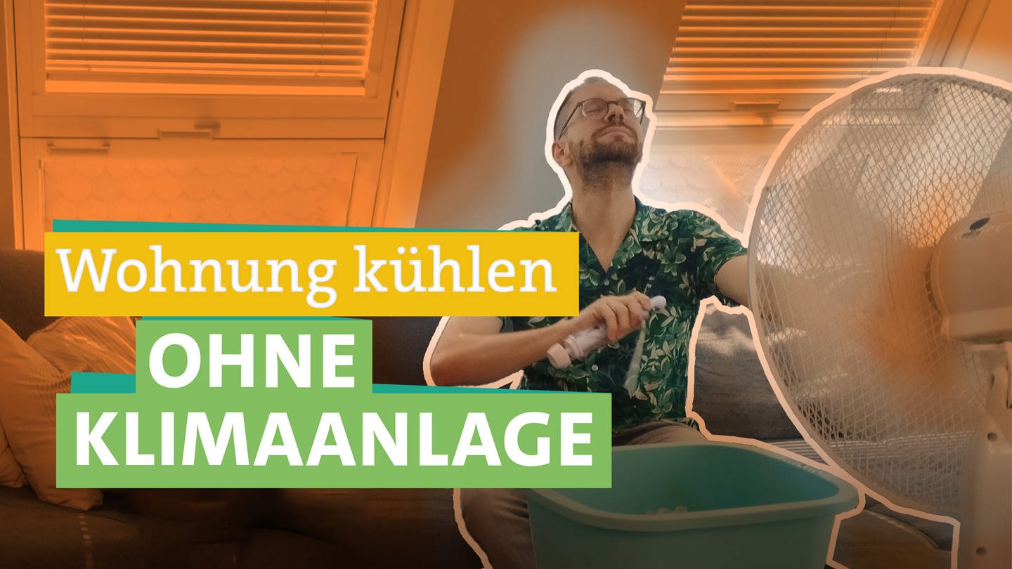 In der rechten Bildhälfte sitzt Ökochecker vor einem Ventilator in einer sichtlich warmen Wohnung. Er genießt die kühle Luft. Davor steht 