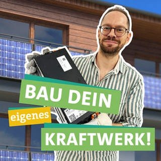 In der Bildmitte hält Ökochecker Tobi Koch einen alten E-Auto-Akku. Er schaut neugierig in die Kamera. Davor steht "Bau dein eigenen Kraftwerk" geschrieben, jeweils unterlegt von farbigen Bändern. Im Hintergrund sind Solaranlagen zu erkennen.