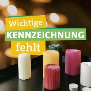 In der rechten Bildhälfte hält Ökocheckerin Lea Spraul eine brennende Kerze in ihrer Hand. Sie schaut skeptisch in die Kamera. Vor Ihr stehen weitere, unterschiedliche Kerzen. Davor steht "Wichtige Kennzeichnung fehlt" geschrieben, jeweils unterlegt von farbigen Bändern. Im Hintergrund sind unscharf brennende Teelichter zu sehen. 