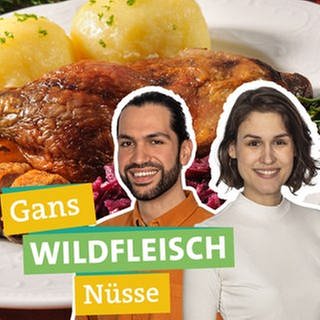 In der rechten Bildhälfte sieht man Ökocheckerin Katharina Röben und Ökochecker Panagiotis Fotiadis. Beide lächeln. Davor steht "Gans", „Wildfleisch“ und „Nüsse“ geschrieben, jeweils unterlegt von farbigen Bändern. Im Hintergrund: Ein Gänsebraten mit Knödeln und Rotkraut auf einem Teller.