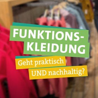 In der Bildmitte schaut Ökocheckerin Katharina Röben kritisch fragend in die Kamera. In ihren Händen hält sie jeweils eine Funktionsjacke auf einem Kleiderbügel. Rechts steht "FUNKTIONSKLEIDUNG" und links, zweizeilig, "Geht praktisch" "UND nachhaltig" jeweils unterlegt von einem farbigen Band. Im Hintergrund ist unscharf der Innenraum eines Bekleidungsgeschäftes zu erkennen. In der oberen, linken Bildecke ist das SWR-Logo sichtbar.