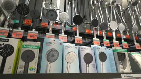 Im Baumarkt hängen mehrere Sparduschköpfe von Avital und Hansgrohe im Regal. Die Preise auf den Preischildern egen an, dass die wassersparenden Duschköpfe zwischen 20 und 45 Euro kosten. Die Verpackungen der Duschköpfe unten drunter versprechen, dass man mit ihnen einiges an Wasser sparen kann