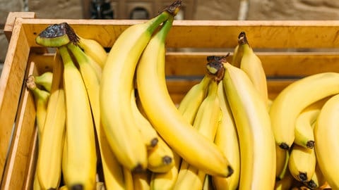 Zu sehen sind reife Bananen in einem Holz-Korb