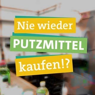 Putzmittel gibt es in Supermärkten zu Hauf. Nachhaltig sind konventionelle Reinigungsmittel aus dem Discounter aber nicht unbedingt. Ökocheckerin Maral Bazargani in der Mitte des Bildes blickt überrascht in die Kamera. Sie hält vier verschiedene Plastikflaschen in den Händen, welche mit bunten Putzmitteln gefüllt sind. 