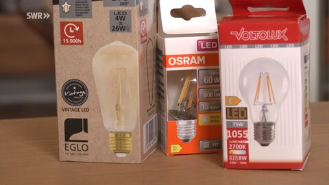 Verschiedene LED-Lampen sind in Verpackungen verpackt. Auf ihnen ist die Lebensdauer der Lampen angegeben.