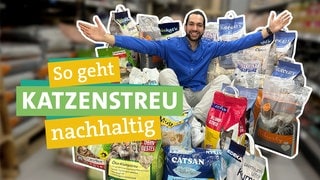 Die Deutschen kaufen am liebsten mineralische Katzenstreu, inzwischen wird aber auch pflanzliche Streu für viele immer interessanter. Jährlich entstehen allein durch mineralisches Katzenstreu 630.000 Tonnen Abfall. In der Bildmitte sitzt Ökochecker Joti inmitten einer Vielzahl von Katzenstreusäcken. Davor steht "So geht" "Katzenstreu" "nachhaltig" geschrieben, jeweils unterlegt von farbigen Bändern. Im Hintergrund ist unscharf und abgedunkelt ein mit Regalen gesäumter Gang eines Tierbedarfladens zu erkennen.