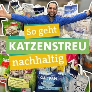 Die Deutschen kaufen am liebsten mineralische Katzenstreu, inzwischen wird aber auch pflanzliche Streu für viele immer interessanter. Jährlich entstehen allein durch mineralisches Katzenstreu 630.000 Tonnen Abfall. In der Bildmitte sitzt Ökochecker Joti inmitten einer Vielzahl von Katzenstreusäcken. Davor steht "So geht" "Katzenstreu" "nachhaltig" geschrieben, jeweils unterlegt von farbigen Bändern. Im Hintergrund ist unscharf und abgedunkelt ein mit Regalen gesäumter Gang eines Tierbedarfladens zu erkennen.