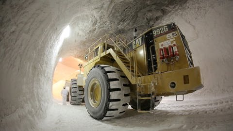 Ein Bergmann geht im Rohsalz-Großbunker des Kaliwerks Werra unter der Erde bei Heringen (Hessen) an einem Radlader entlang. 