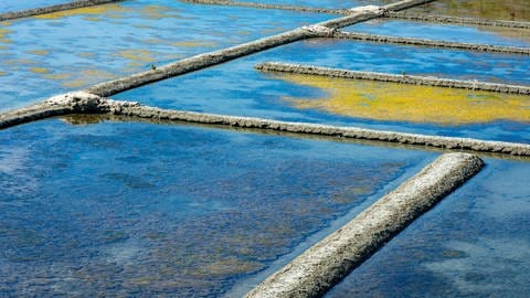 In einem Trocknungsbecken lagert viel Meerwasser.