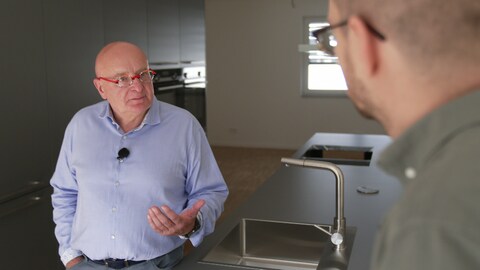 Architekt und Baustatiker Adolf Sommer mit roter Brille im Gespräch mit dem SWR.