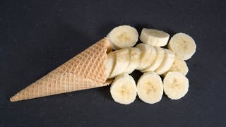 Eiswaffle mit geschnittener Banane.