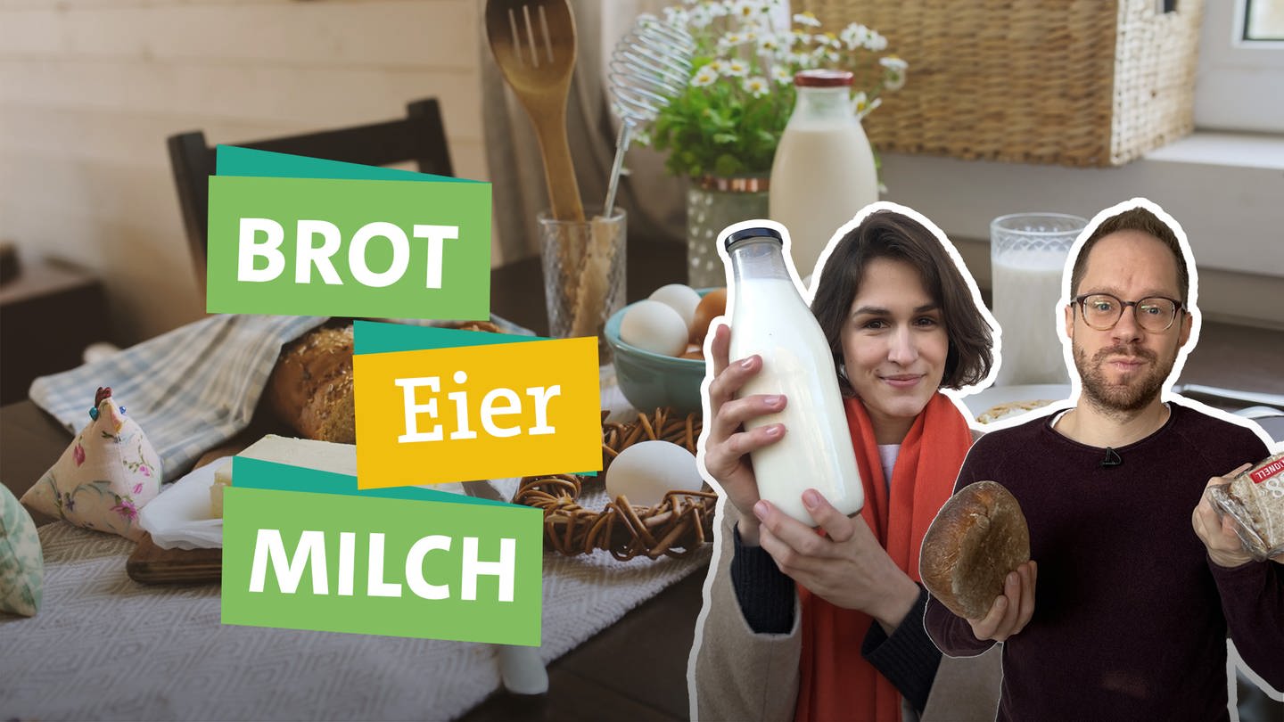 Nachhaltiges Frühstück - Brot, Eier, Milch | In der rechten Bildhälfte stehen Katharina Röben und Tobias Koch als Collage zusammen. Katharina hält eine volle Milchflasche und lächelt in die Kamera. Tobias koch hält je ein Laib Brot in seinen Händen und schaut skeptisch in die Kamera.