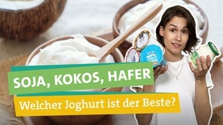 Im Vordergrund liest man "Soja, Kokos, Hafer" "Welcher Joghurt ist der Beste?" unterlegt von farbigen Bändern. In der rechten Bildhälfte hält Ökocheckerin Katharina Röben mehrere Joghurtbecher und -gläser in ihren Händen hoch. Sie guckt neugierig in die Kamera. Im Hintergrund sind zwei Holz-Schalen Joghurt und eine Kokosnuss zu erkennen.