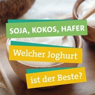 Im Vordergrund liest man "Soja, Kokos, Hafer" "Welcher Joghurt ist der Beste?" unterlegt von farbigen Bändern. In der rechten Bildhälfte hält Ökocheckerin Katharina Röben mehrere Joghurtbecher und -gläser in ihren Händen hoch. Sie guckt neugierig in die Kamera. Im Hintergrund sind zwei Holz-Schalen Joghurt und eine Kokosnuss zu erkennen.