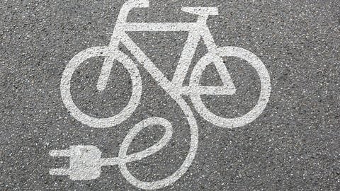 Das E-Bike Verkehrszeichen auf Asphalt abgedruckt. 