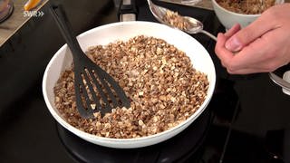 Crunch-Müsli aus Walnüssen, Sonnenblumenkernen, Buchweizen, Erythrit, Dinkel- oder Hirseflocken und Zimt.