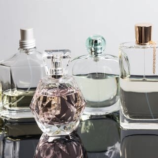 Verschiedene Parfum-Flaschen stehen auf einem Tisch. Welches Parfum ist am besten?