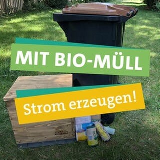 Was lässt sich alles aus Bio-Müll machen? Ökochecker Tobias Koch in der linken Bildhälfte schaut fragend auf eine Vorratsbox aus durchsichtigem Plastik  voller Bio-Müll in seiner rechten Hand. Im Hintergrund erkennt man eine Biotonne in einem länglichen Garten. Daneben steht eine hölzerne Wurmkiste. Unterlegt von je einem farbigen Band auf dem "MIT BIO-MÜLL" "Strom erzeugen!" steht.