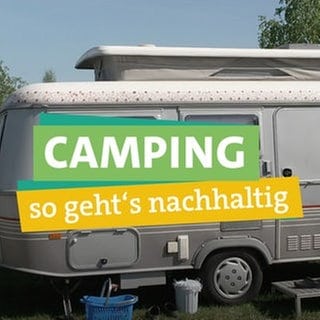 In der rechten Bildhälfte lächelt Ökochecker Tobias Koch in die Kamera. In der Bildmitte steht "CAMPING" in weißer klarer Schrift auf einem grünen Band, darunter "so geht's nachhaltig" auf einem gelben Band. Im Hintergrund ist ein älterer Wohnwagen auf einem Campingplatz zu sehen. Oben links im Bild ist das SWR-Logo zu erkennen.