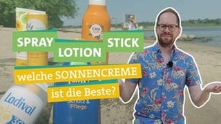 Ökochecker Tobias Koch fragt sich welche Sonnencreme am besten geeignet ist. In der linken Bildhälfte steht "SPAY LOTION STICK" in serifenloser weißer Schrift, unterlegt mit einem grünen Band je Wort. Darunter "welche SONNENCREME ist die Beste?", in zwei Zeilen in weißer Serifen-Schrift, unterlegt mit einem dunkel-gelben Band je Zeile. Daneben, in der rechten Bildhälfte, steht Ökochecker Tobias Koch mit fragendem Gesichtsausdruck achselzuckend. Hinter der Schrift sind verschiedene Sonnenschutz-Verpackungen. Im Hintergrund erkennt man leicht unscharf einen Strand am Fluss, und Tobias Koch sich sonnend im Liegestuhl. Oben links ist das SWR-Logo.