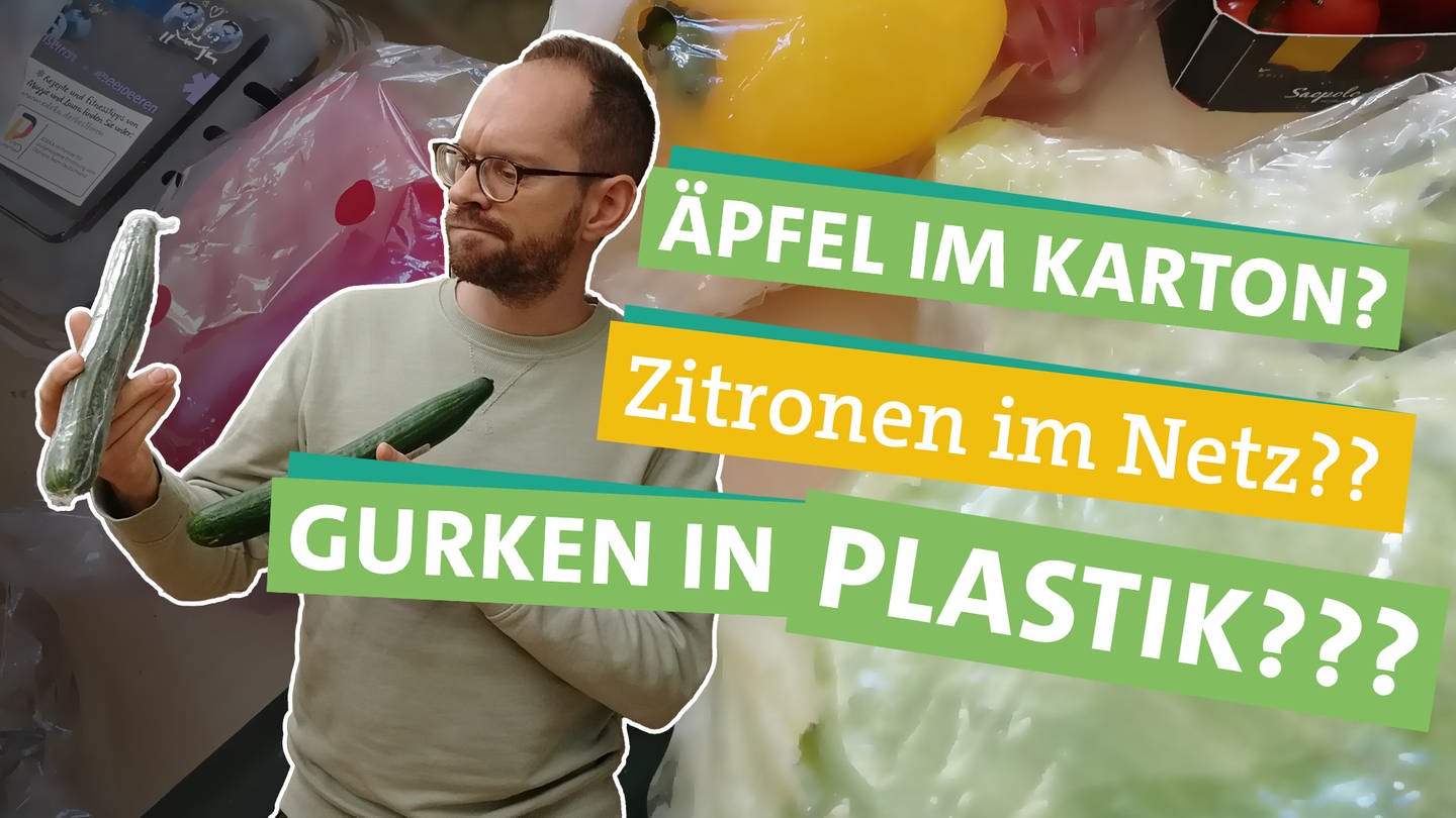 Verpackungsmüll bei Obst und Gemüse - Gibt es nachhaltige Alternativen? Ökochecker Tobias Koch steht in der linken Bildhälfte. In der linken Hand hält er eine in Plastik verpackte Gurke. In der rechten Hand hält er eine Gurke ohne Verpackung. Er schaut fragend zu den Gurken. Rechts im Bild steht die Überschrift, jeweils unterlegt von grünen und gelben Bändern 