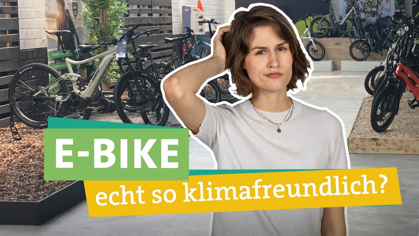 In der Bildmitte sieht man Ökocheckerin Katharina Röben. Sie blickt kritisch in die Kamera und fasst sich fragend an den Kopf. Vor ihr liest man 