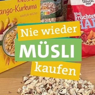 In der linken Bildhälfte hält Ökochecker Panagiotis Fotiadis verschiedene Müslipackungen in beiden Händen und lächelt in die Kamera. Rechts neben ihn steht "Nie wieder" "Müsli" "kaufen" unterlegt von farbigen Bändern. Im Hintergrund sind verschiedene Müsliverpackungen und davor lose Haferflocken zu erkennen. 